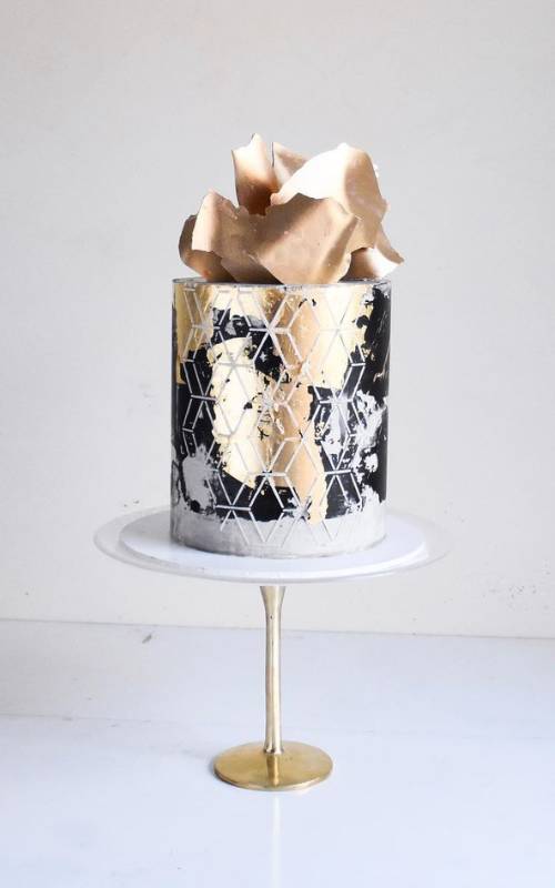 Exquisite Black And Gold Cakes Trend To Consider For Weddings