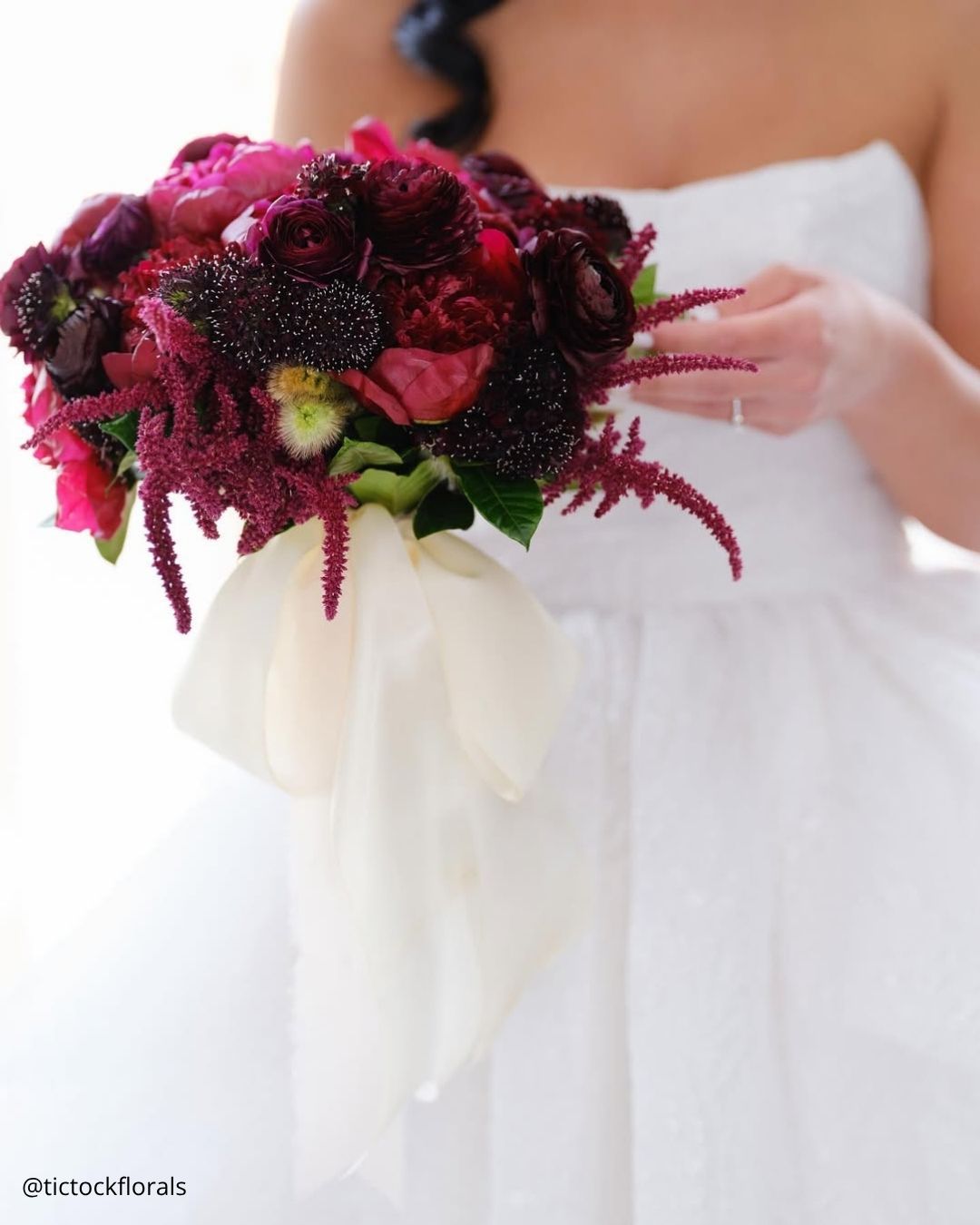 Fall Wedding Bouquets For Autumn Brides [2025 Guide & FAQs]